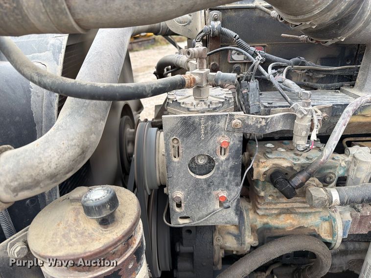 image for item FM6541 1993 International 9400 semi truck