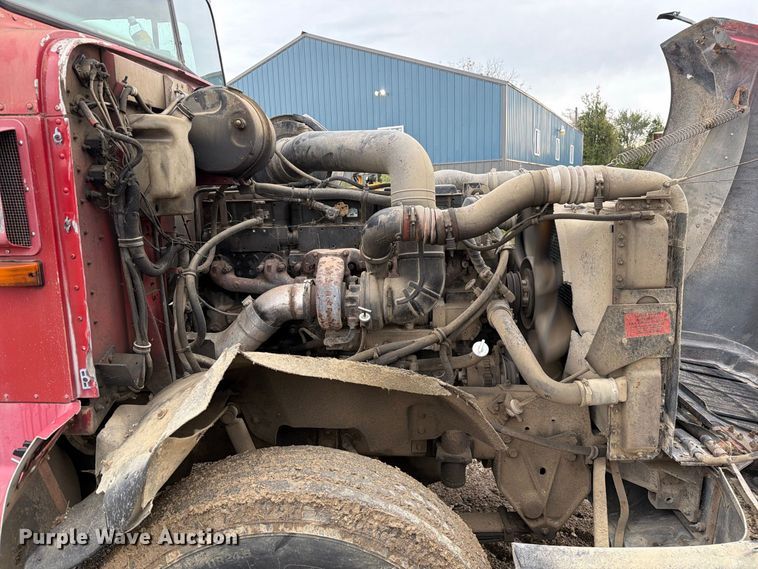 image for item FM6541 1993 International 9400 semi truck