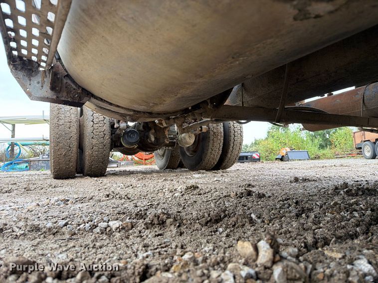image for item FM6541 1993 International 9400 semi truck