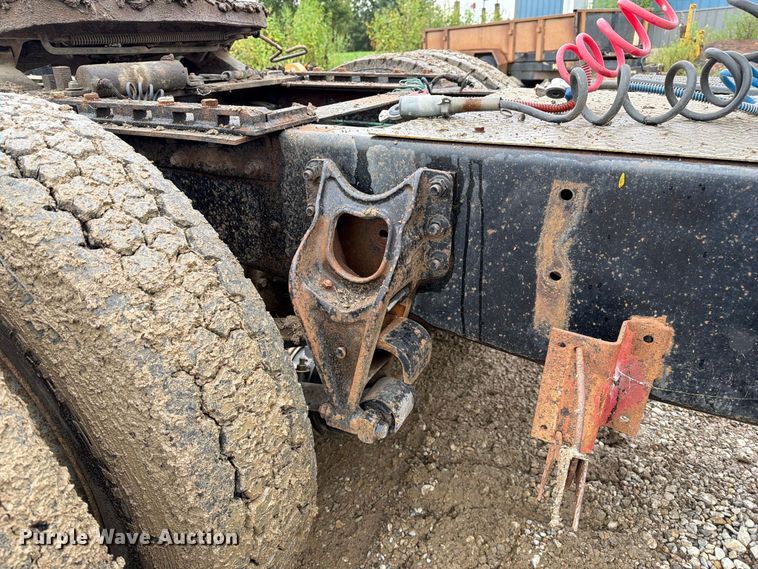 image for item FM6541 1993 International 9400 semi truck