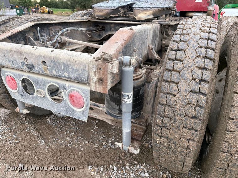 image for item FM6541 1993 International 9400 semi truck