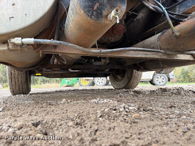 image for item FM6541 1993 International 9400 semi truck