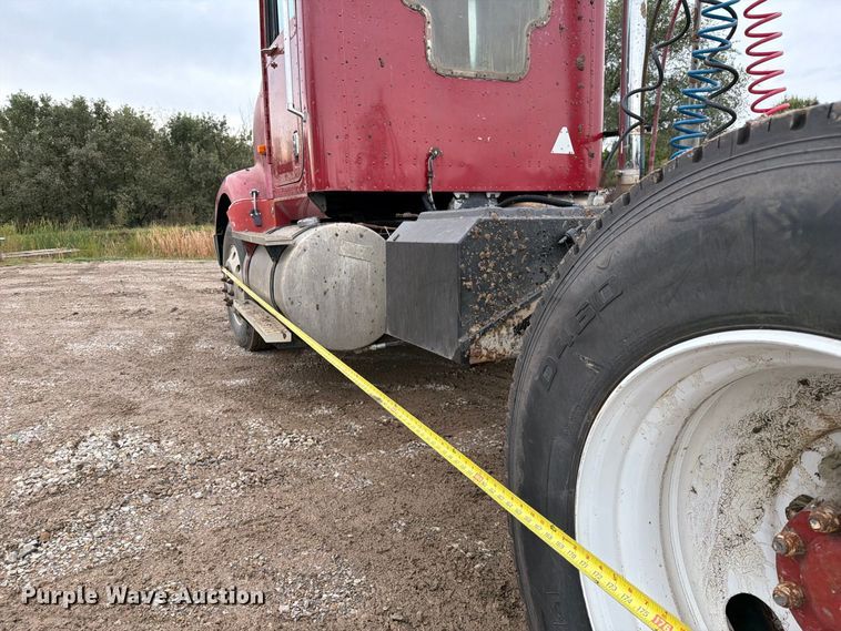 image for item FM6541 1993 International 9400 semi truck