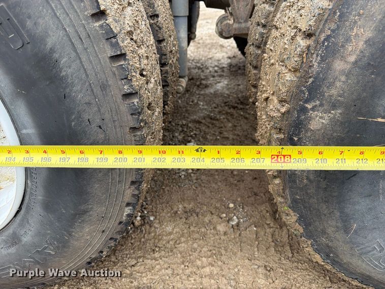 image for item FM6541 1993 International 9400 semi truck