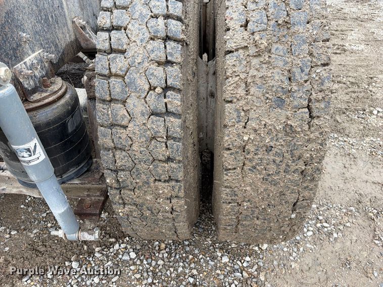 image for item FM6541 1993 International 9400 semi truck