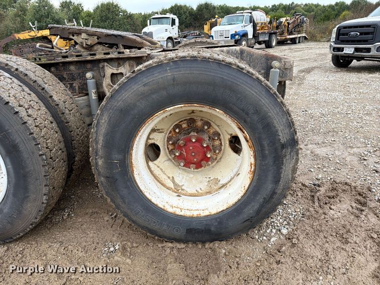 image for item FM6541 1993 International 9400 semi truck