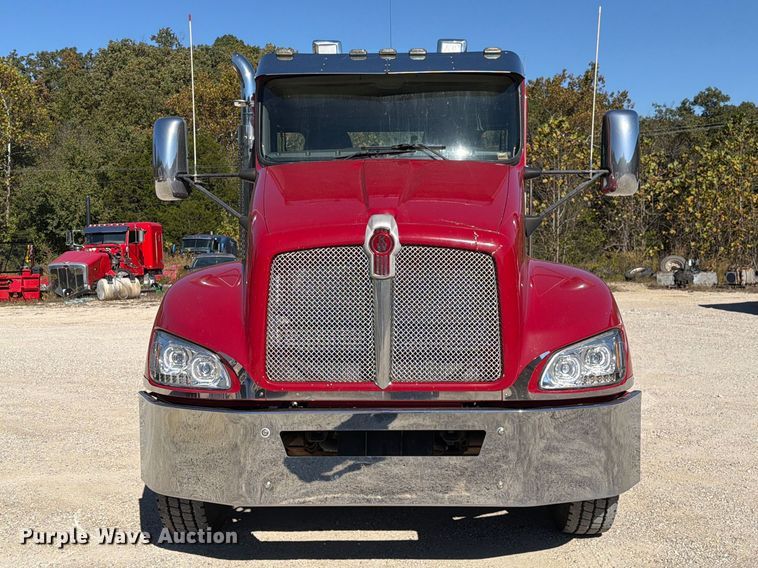 image for item FM6581 2013 Kenworth T370 truck cab and chassis