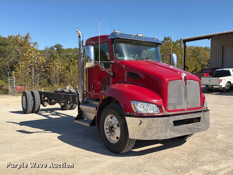 image for item FM6581 2013 Kenworth T370 truck cab and chassis