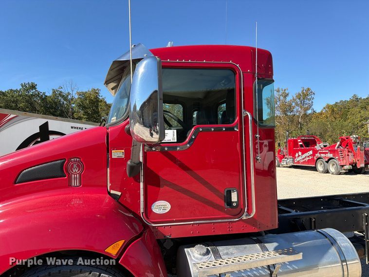 image for item FM6581 2013 Kenworth T370 truck cab and chassis