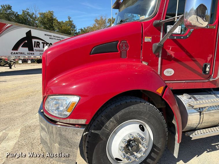image for item FM6581 2013 Kenworth T370 truck cab and chassis