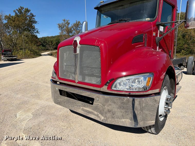 image for item FM6581 2013 Kenworth T370 truck cab and chassis