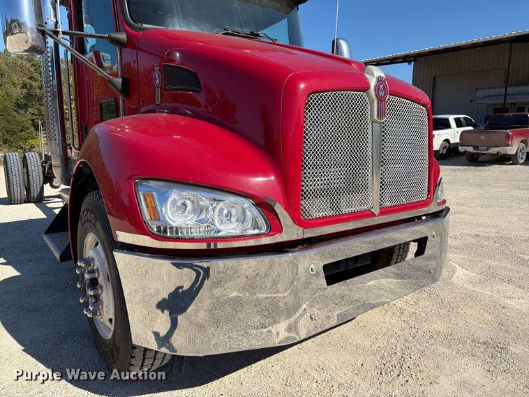 image for item FM6581 2013 Kenworth T370 truck cab and chassis