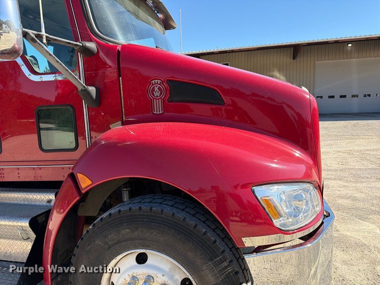 image for item FM6581 2013 Kenworth T370 truck cab and chassis