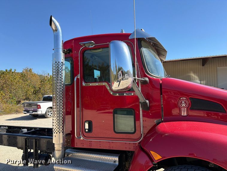 image for item FM6581 2013 Kenworth T370 truck cab and chassis