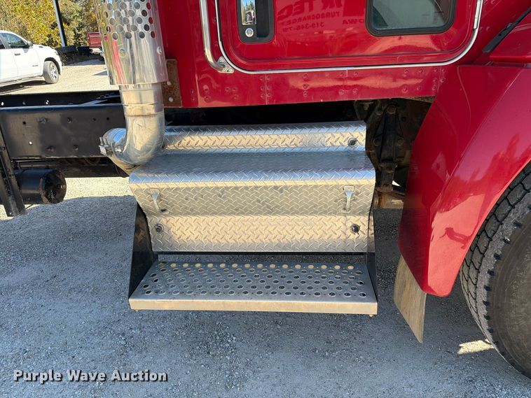 image for item FM6581 2013 Kenworth T370 truck cab and chassis