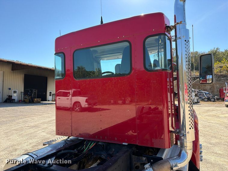 image for item FM6581 2013 Kenworth T370 truck cab and chassis