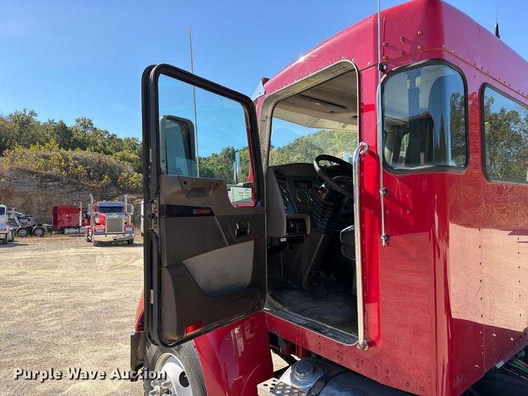 image for item FM6581 2013 Kenworth T370 truck cab and chassis
