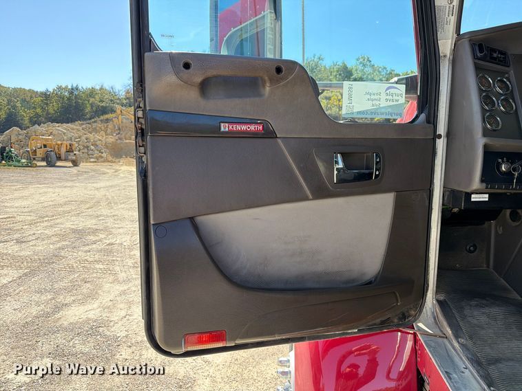 image for item FM6581 2013 Kenworth T370 truck cab and chassis