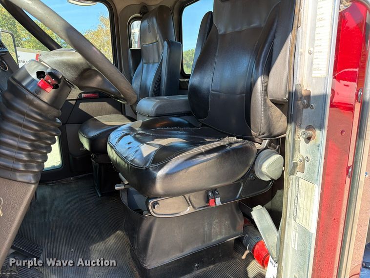image for item FM6581 2013 Kenworth T370 truck cab and chassis