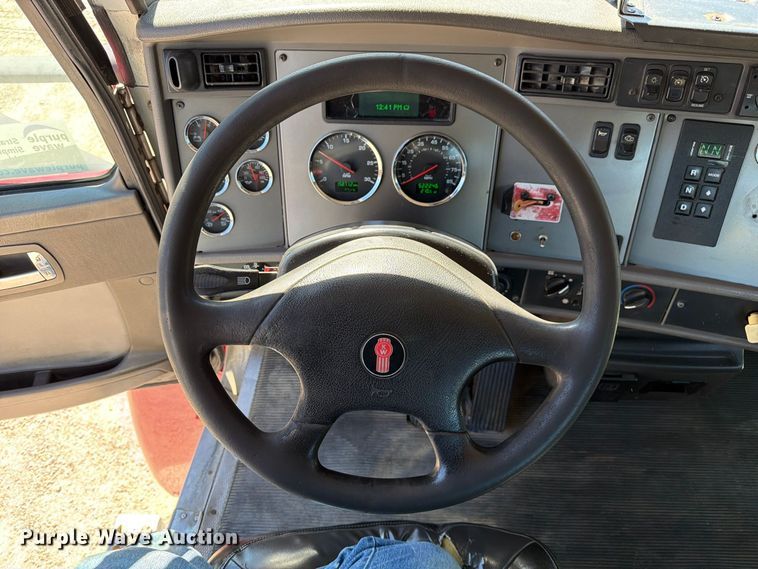 image for item FM6581 2013 Kenworth T370 truck cab and chassis