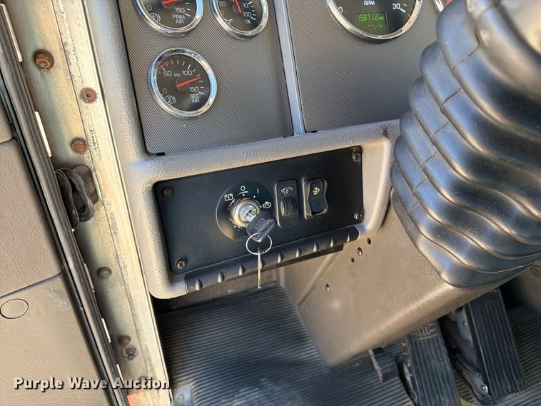 image for item FM6581 2013 Kenworth T370 truck cab and chassis