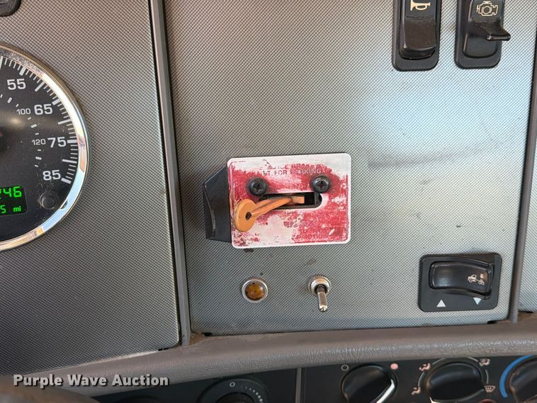 image for item FM6581 2013 Kenworth T370 truck cab and chassis