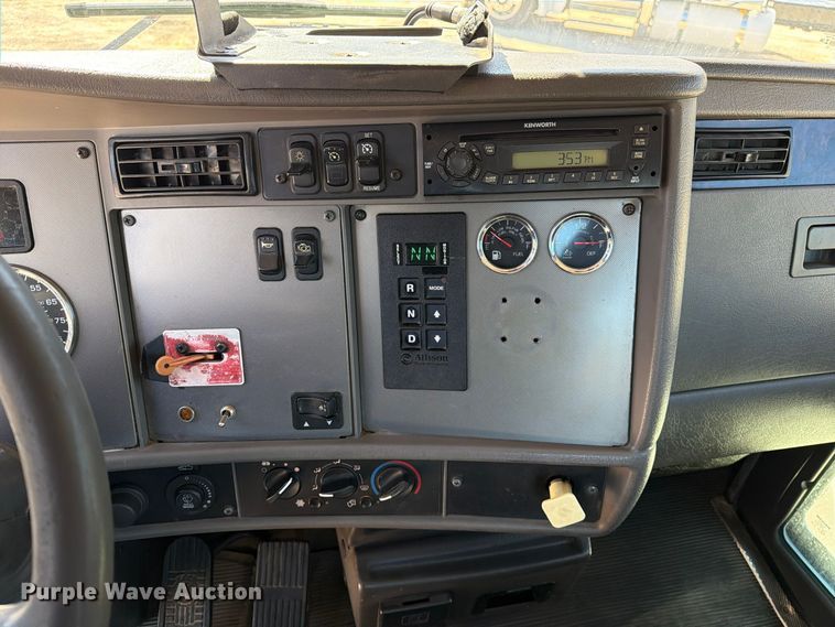 image for item FM6581 2013 Kenworth T370 truck cab and chassis