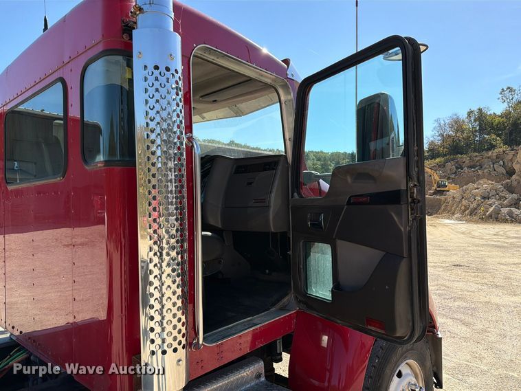 image for item FM6581 2013 Kenworth T370 truck cab and chassis