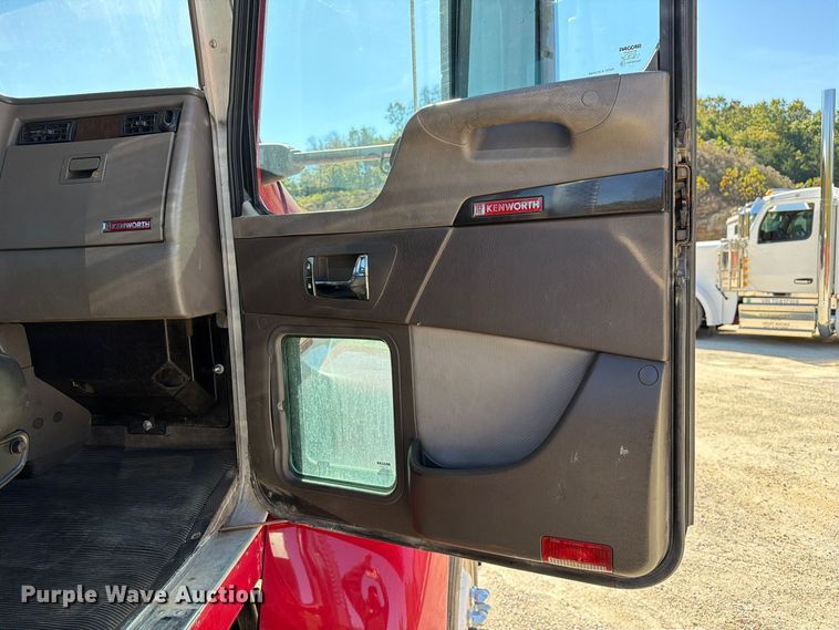 image for item FM6581 2013 Kenworth T370 truck cab and chassis