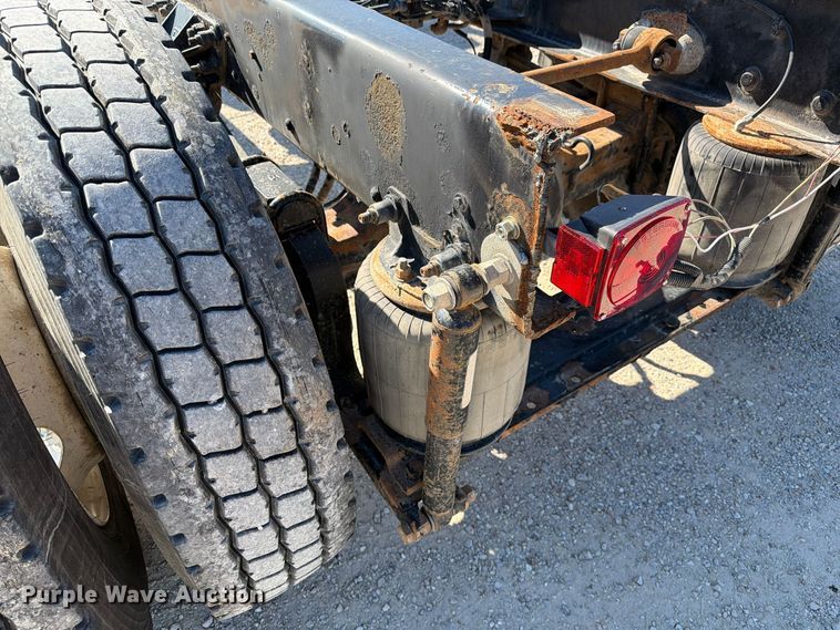 image for item FM6581 2013 Kenworth T370 truck cab and chassis