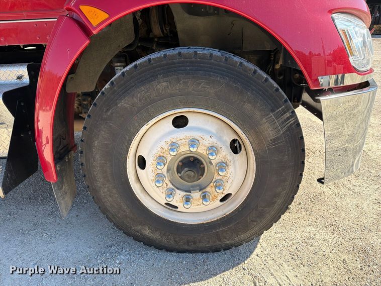 image for item FM6581 2013 Kenworth T370 truck cab and chassis