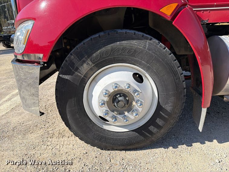 image for item FM6581 2013 Kenworth T370 truck cab and chassis