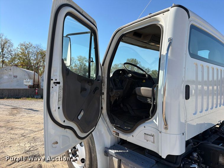 image for item FN5912 2014 Freightliner Business Class M2 truck cab and chassis
