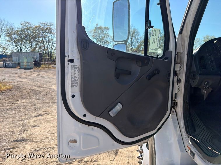 image for item FN5912 2014 Freightliner Business Class M2 truck cab and chassis