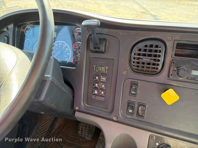 image for item FN5912 2014 Freightliner Business Class M2 truck cab and chassis