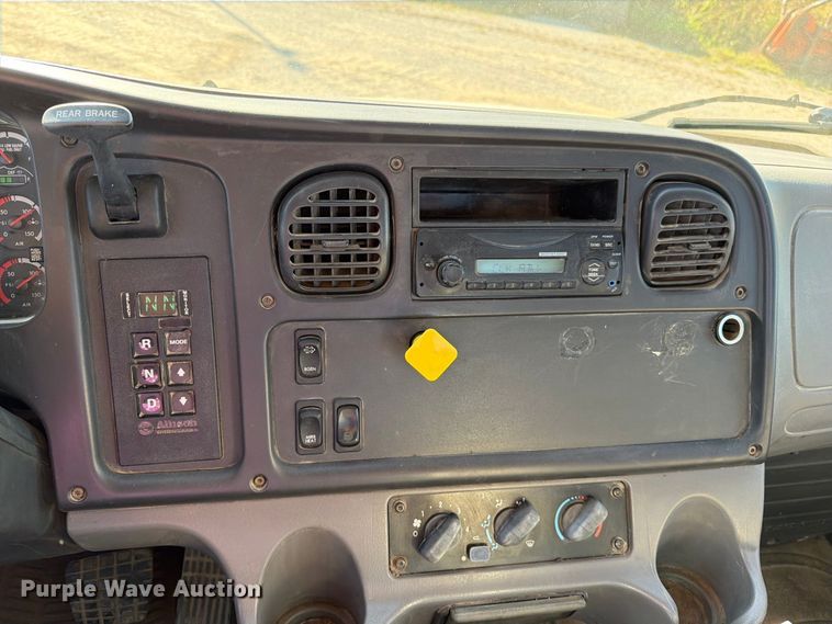 image for item FN5912 2014 Freightliner Business Class M2 truck cab and chassis
