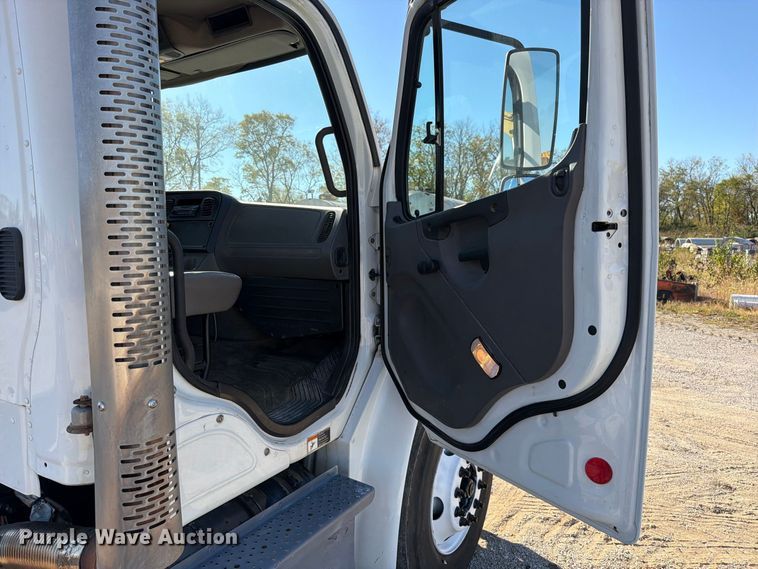 image for item FN5912 2014 Freightliner Business Class M2 truck cab and chassis