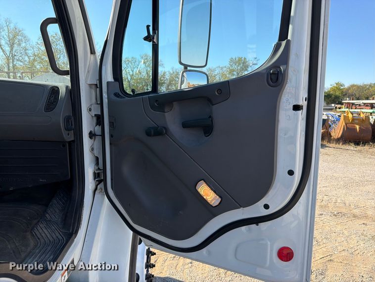 image for item FN5912 2014 Freightliner Business Class M2 truck cab and chassis