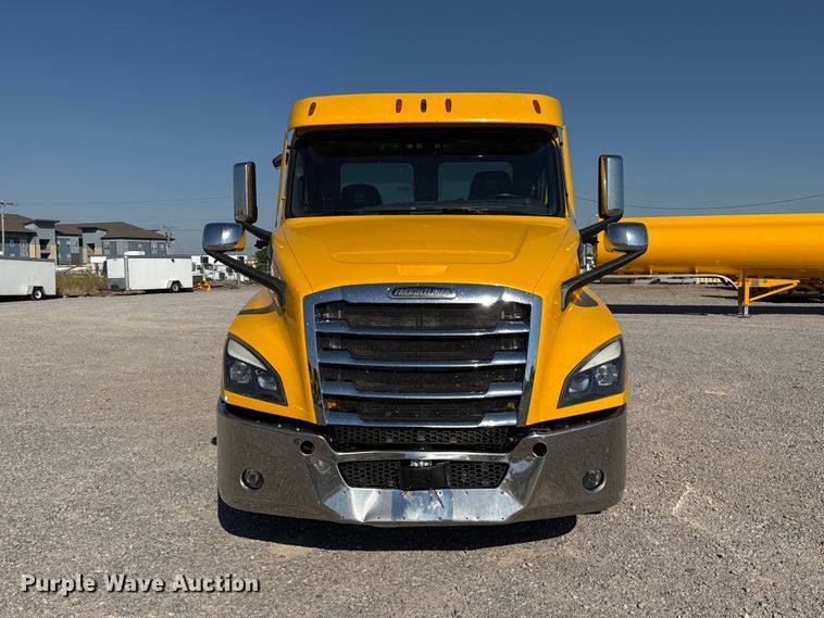 image for item FO4508 2022 Freightliner Cascadia 126 semi truck