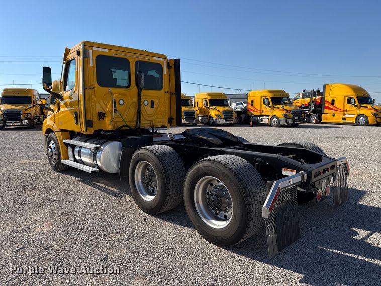 image for item FO4508 2022 Freightliner Cascadia 126 semi truck