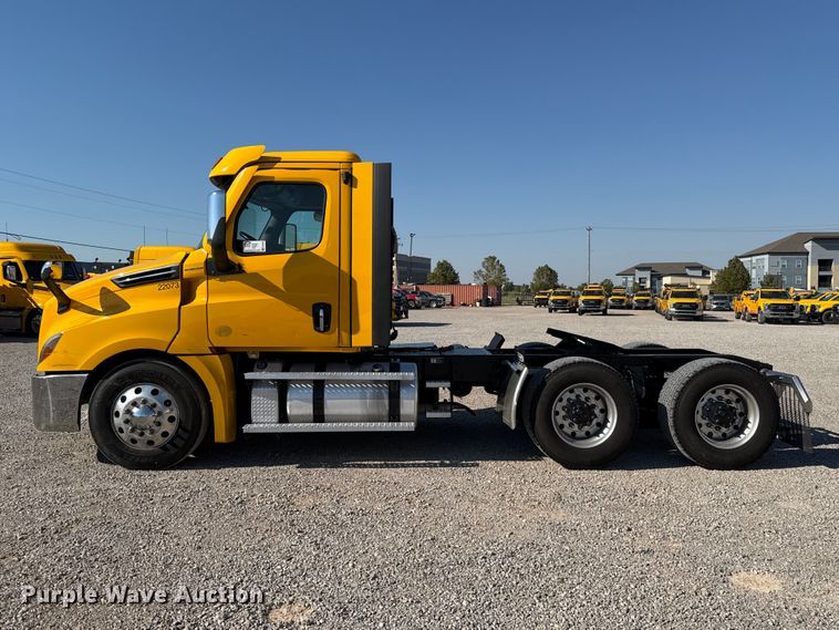 image for item FO4508 2022 Freightliner Cascadia 126 semi truck