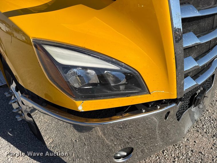 image for item FO4508 2022 Freightliner Cascadia 126 semi truck