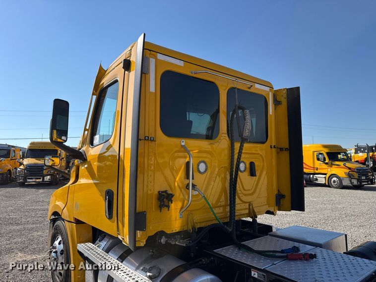 image for item FO4508 2022 Freightliner Cascadia 126 semi truck