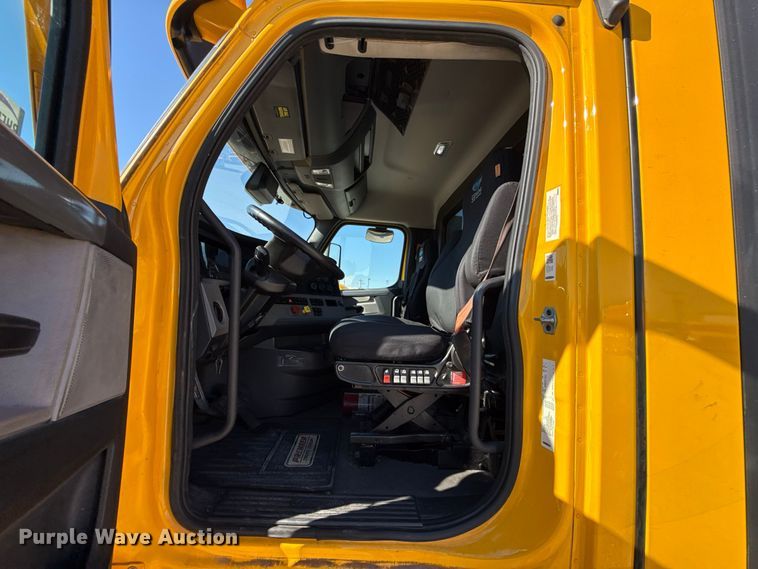 image for item FO4508 2022 Freightliner Cascadia 126 semi truck