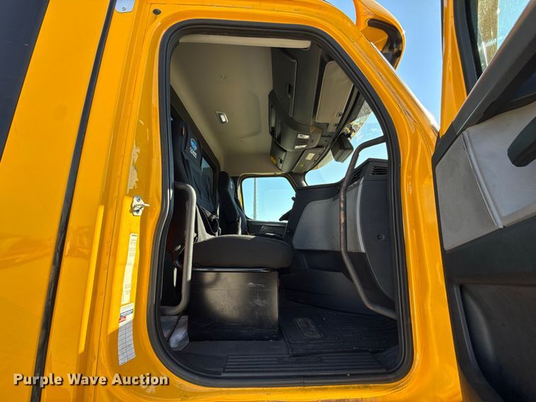 image for item FO4508 2022 Freightliner Cascadia 126 semi truck