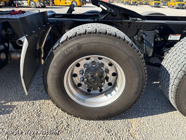 image for item FO4508 2022 Freightliner Cascadia 126 semi truck
