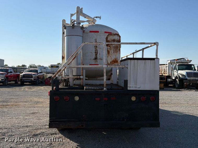 image for item FP4084 1996 International 2674 flatbed truck