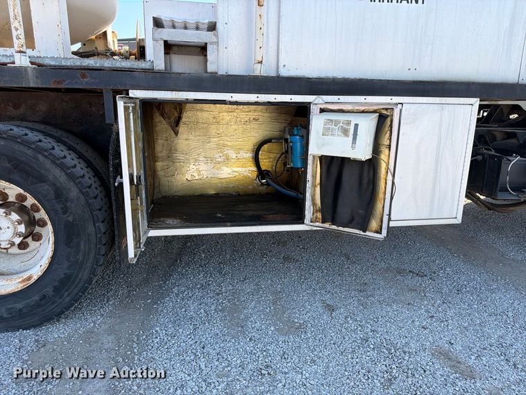 image for item FP4084 1996 International 2674 flatbed truck