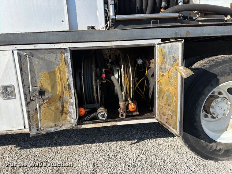 image for item FP4084 1996 International 2674 flatbed truck