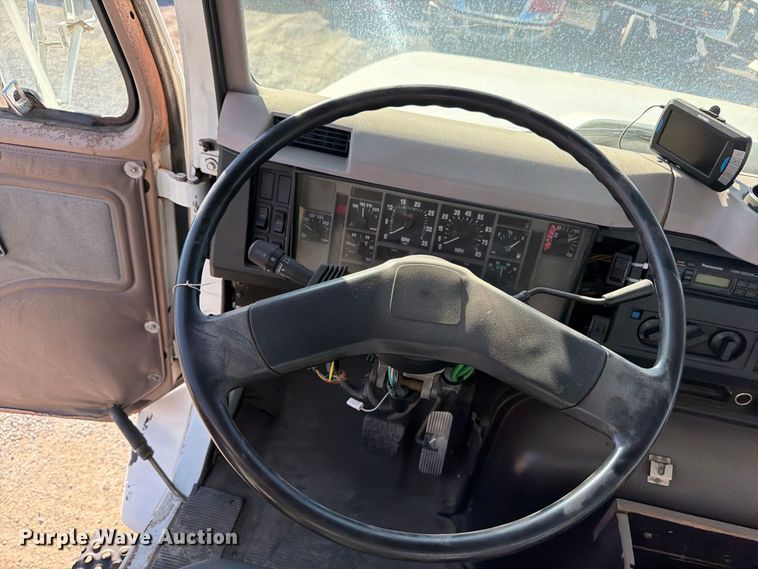 image for item FP4084 1996 International 2674 flatbed truck
